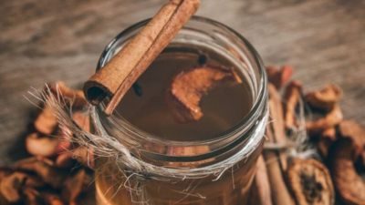 हाई कोलेस्ट्रॉल से छुटकारा पाने के लिए ऐसे करें दालचीनी के पानी का सेवन, मिलेंगे फायदे