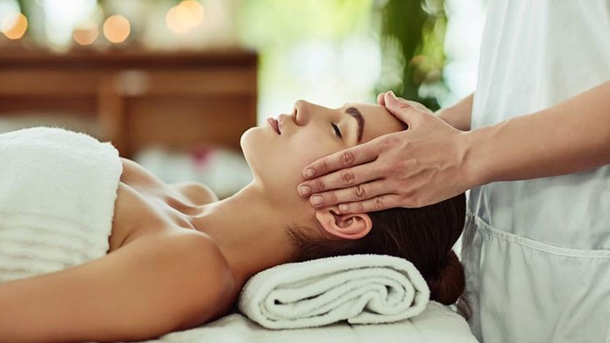Facial Reflexology: फेशियल रिफ्लेक्सोलॉजी से दूर होती हैं चेहरे की कई समस्याएं, डॉक्टर से जानें करने का तरीका