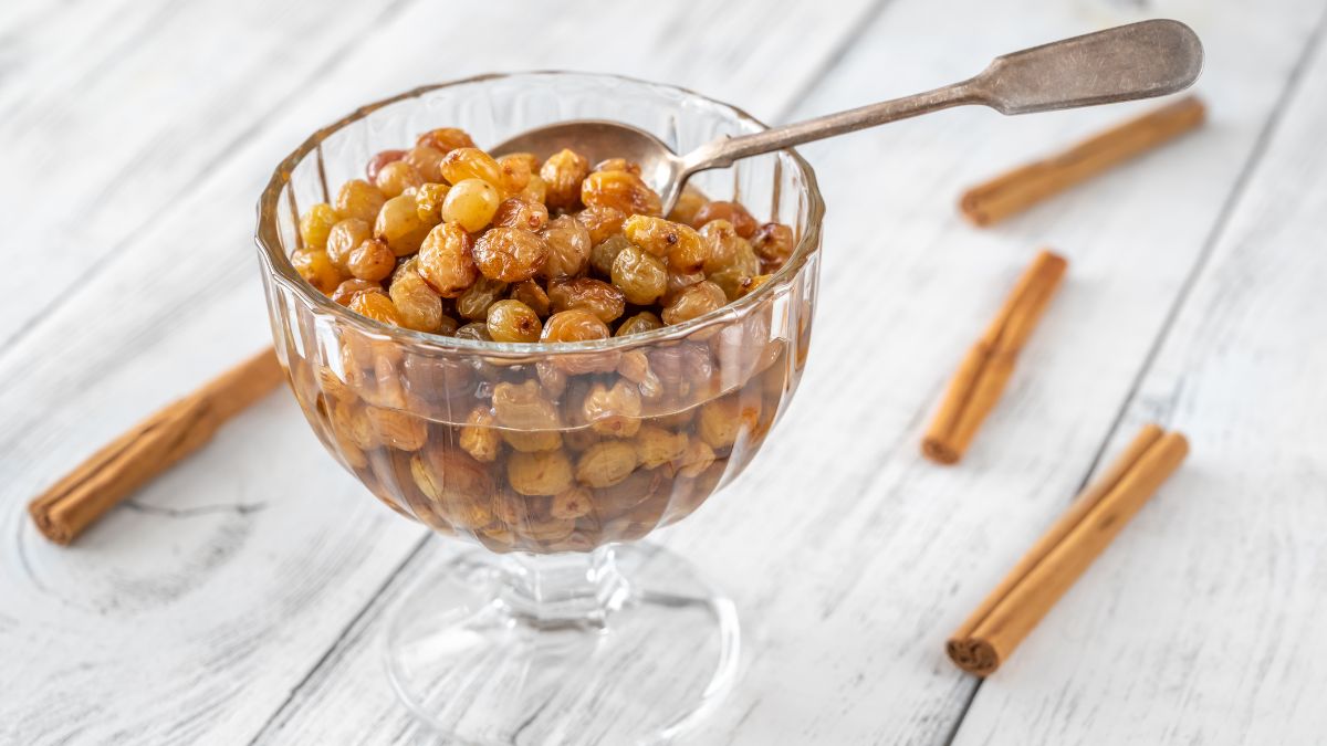 8 Health Benefits of Drinking Raisin Water You Need To Know