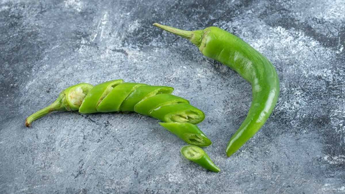 Here Are The Surprising Vitamins and Minerals Present In Green Chilies And How They Contribute To Health