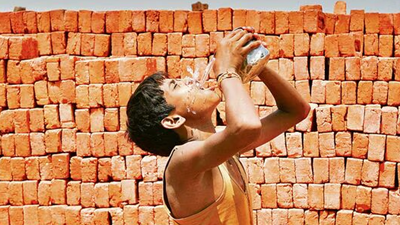 गर्मी में कोई हो जाए बेहोश, तो भूलकर भी न पिलाएं उसे तुरंत पानी, स्वास्थ्य मंत्रालय ने किया अलर्ट