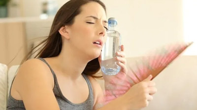 गर्मियों में ORS का घोल पिएं या ORLS? डॉक्टर से जानें दोनों के बीच का अंतर 