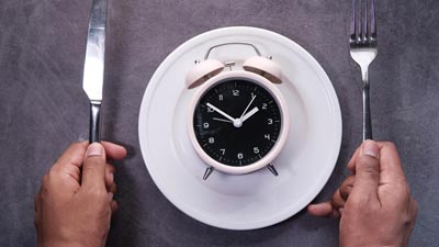 इंटरमिटेंट फास्टिंग कैसे करें? जानें 3 स्टेप्स, जिनसे वजन घटाने में मिलेगी मदद