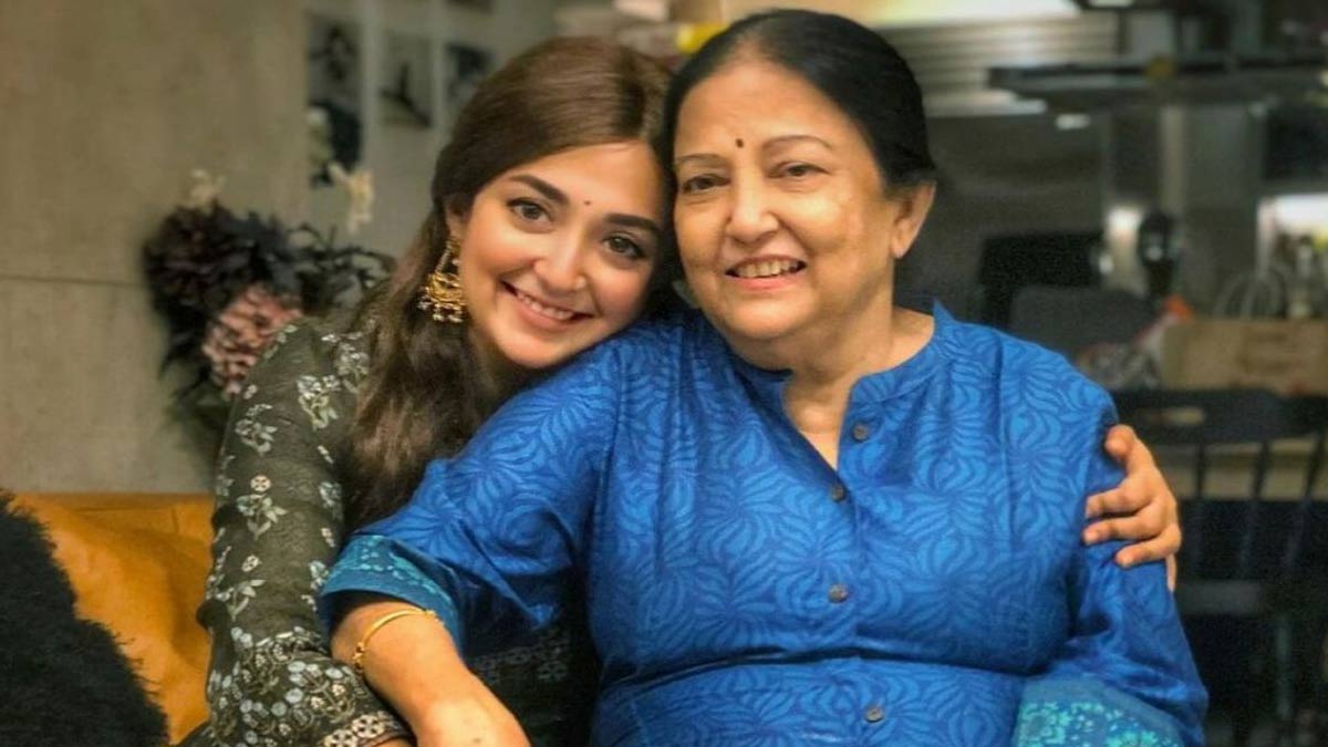 Monali Thakur's Mom Passes Away Amid Her Bangladesh Concert; How to Deal With the Death of a Mother