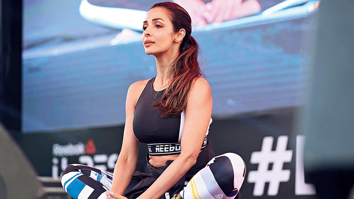 एक्ट्रेस मलाइका अरोड़ा ने डंडा योग करते हुए शेयर की वीडियो, जानें इसके फायदे 
