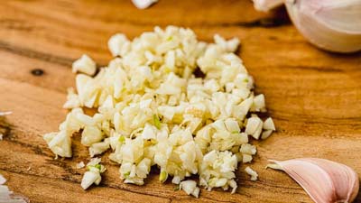 लहसुन को काटकर तुरंत खाने से सेहत को नहीं मिलते लाभ, एक्सपर्ट से जानें खाने का सही तरीका 