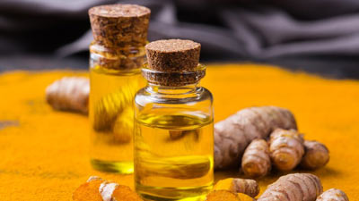 घुटने का दर्द दूर करने के ल‍िए लगाएं अदरक और हल्‍दी का तेल, जानें घर पर बनाने का तरीका