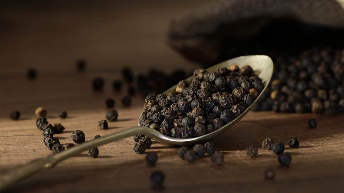 Benefits Of Black Pepper Water On An Empty Stomach In Hindi