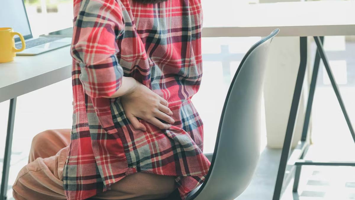 लंबे समय तक बैठकर काम करने से हो सकती है Office Chair Butt की समस्या, जानें क्या है यह? 
