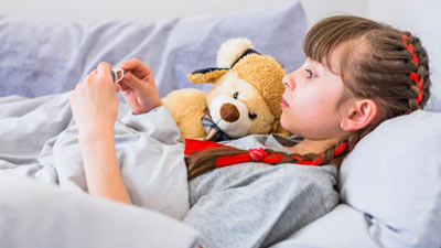 बच्चों को फेब्राइल सीजर्स (तेज झटके) की समस्या क्यों होती है? जानें इस स्थिति में क्या करना चाहिए