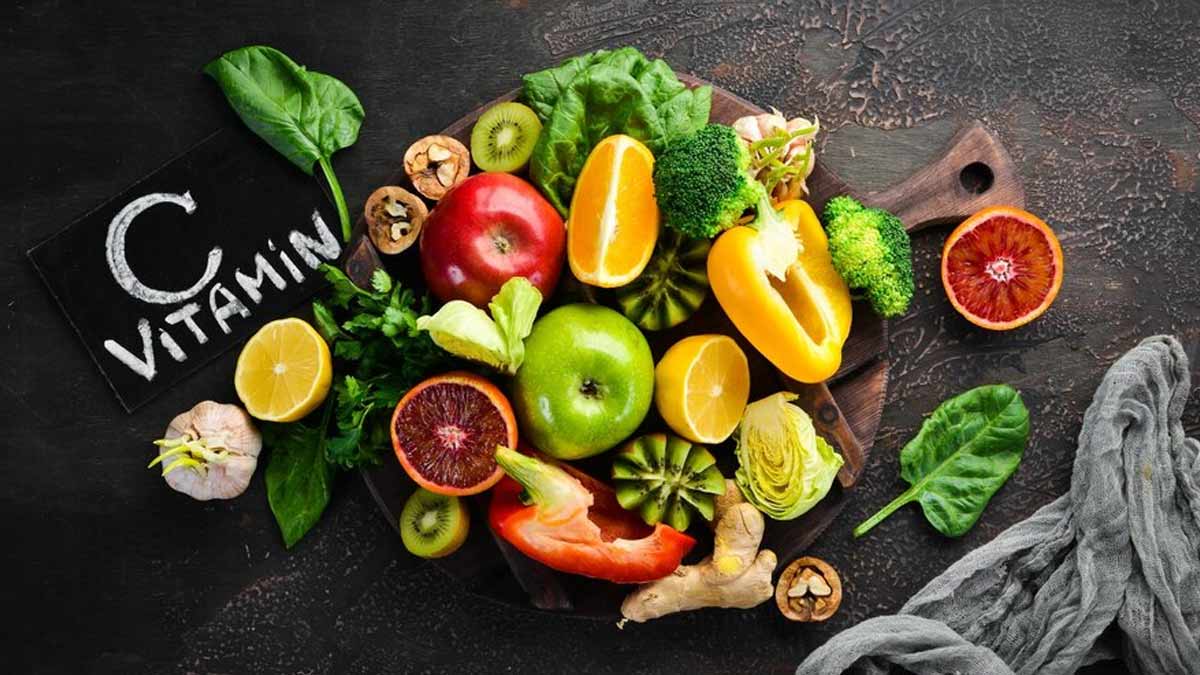 स्किन के लिए विटामिन C से भरपूर फूड्स खाना ज्यादा फायदेमंद है या सीरम लगाना? डर्मेटोलॉजिस्ट से जानें