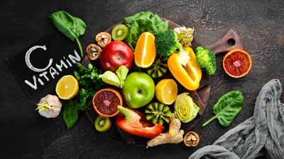 स्किन के लिए विटामिन C से भरपूर फूड्स खाना ज्यादा फायदेमंद है या सीरम लगाना? डर्मेटोलॉजिस्ट से जानें
