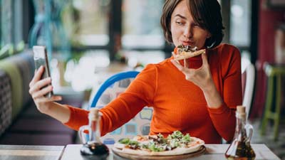 बिजी रहने की वजह से डाइट पर नहीं दे पाते ध्यान, तो अपनाएं ये 5 टिप्स