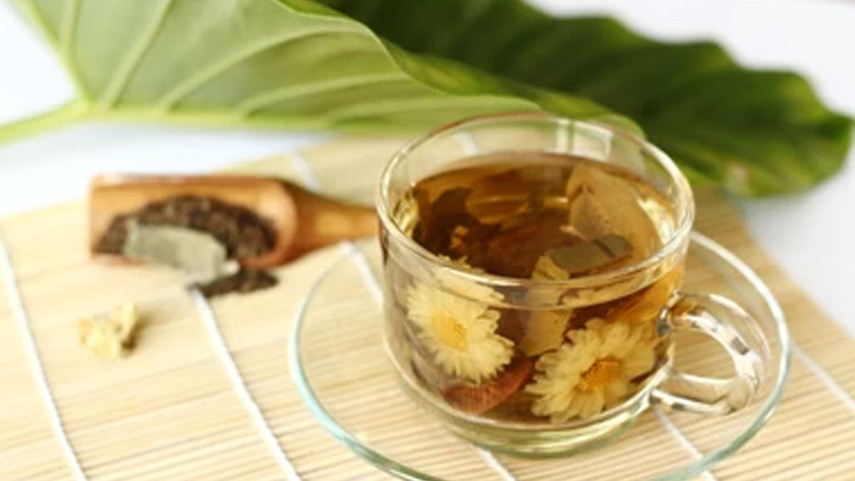 From Stress Relief To Managing Weight: 7 Benefits Of Lotus Leaf Tea You Should Know