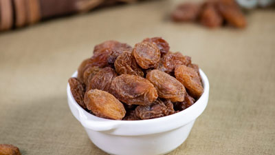 मुनक्का खाने से ठीक हो सकती हैं ये 5 समस्याएं, जरूर करें डाइट में शामिल