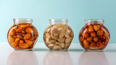 क्या वाकई नट्स को भिगोकर खाने से न्यूट्रिएंट्स बढ़ जाते हैं? एक्सपर्ट से जानें   