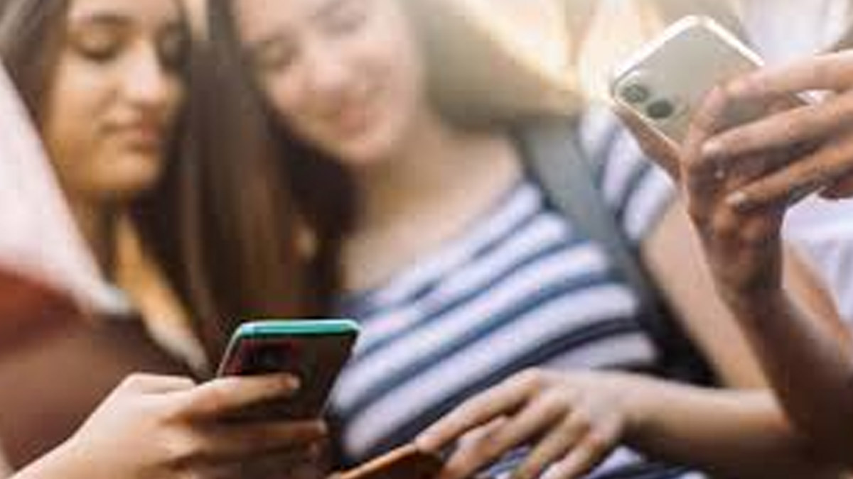 Late-Night Phone Use Linked to Increased Stress and Anxiety in Teens: Research