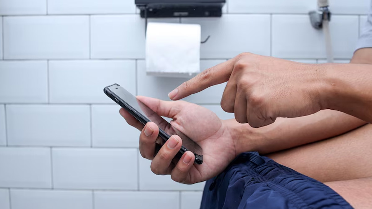 How Does Using Phone In The Loo Cause Haemorrhoids?