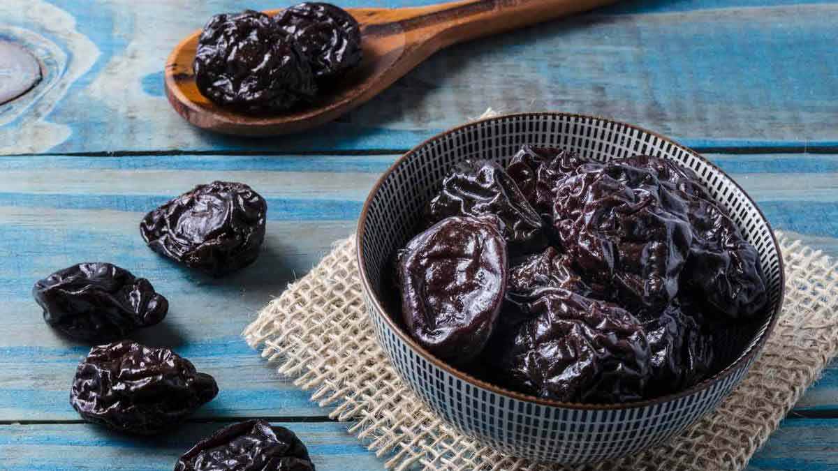 रोज 4 से 6 सूखे आलूबुखारा खाने से मजबूत बनेंगी हड्डियां, जोड़ों के दर्द से भी मिलेगी राहत 