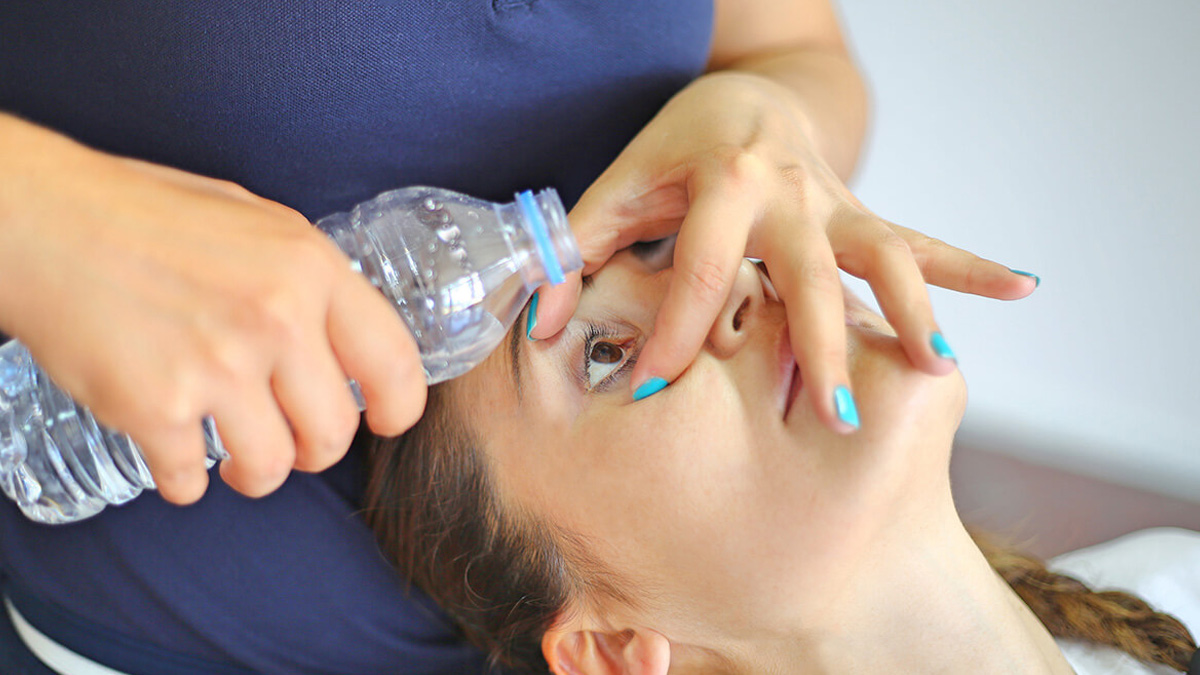 eye injury first aid treatment