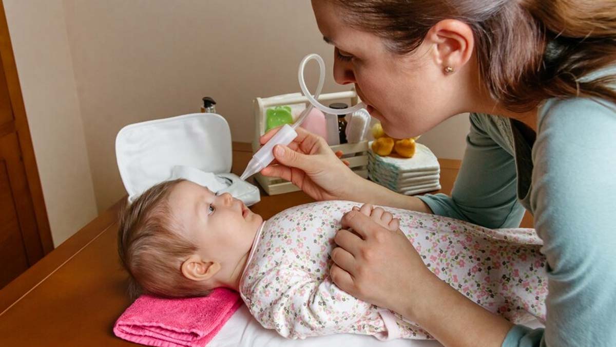 नवजात शिशु की नाक बहती है तो कैसे करें साफ? डॉक्टर से जानें सही और सुरक्षित तरीका 