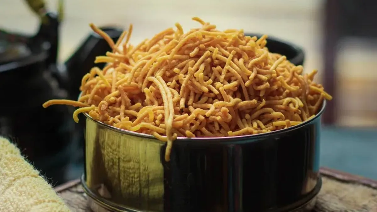 Aloo Bhujia Reigns as New Year’s Favorite Snack: Here’s How It’s Adding To Your Belly Fat
