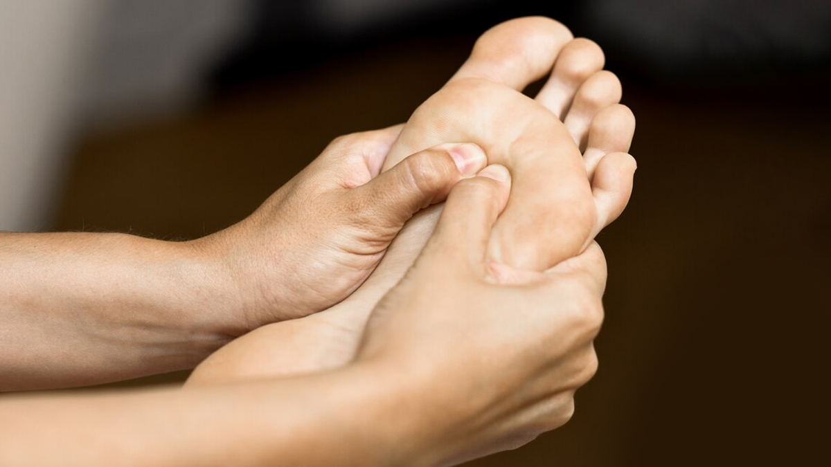 massaging-foot