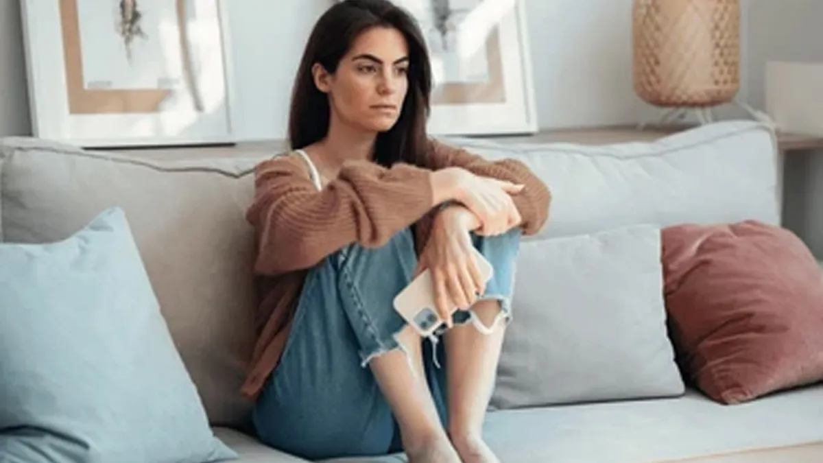How To Avoid Spiraling Thoughts, Expert Explains