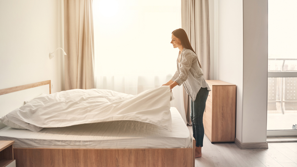 making-bed-in-morning