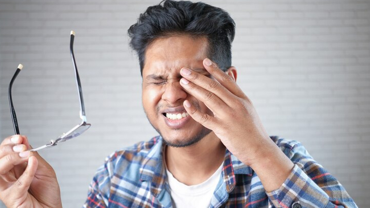 Are You Seeing Zigzag Lines That Go Away On Their Own? Here's What You Need To Know About Ophthalmic Migraine