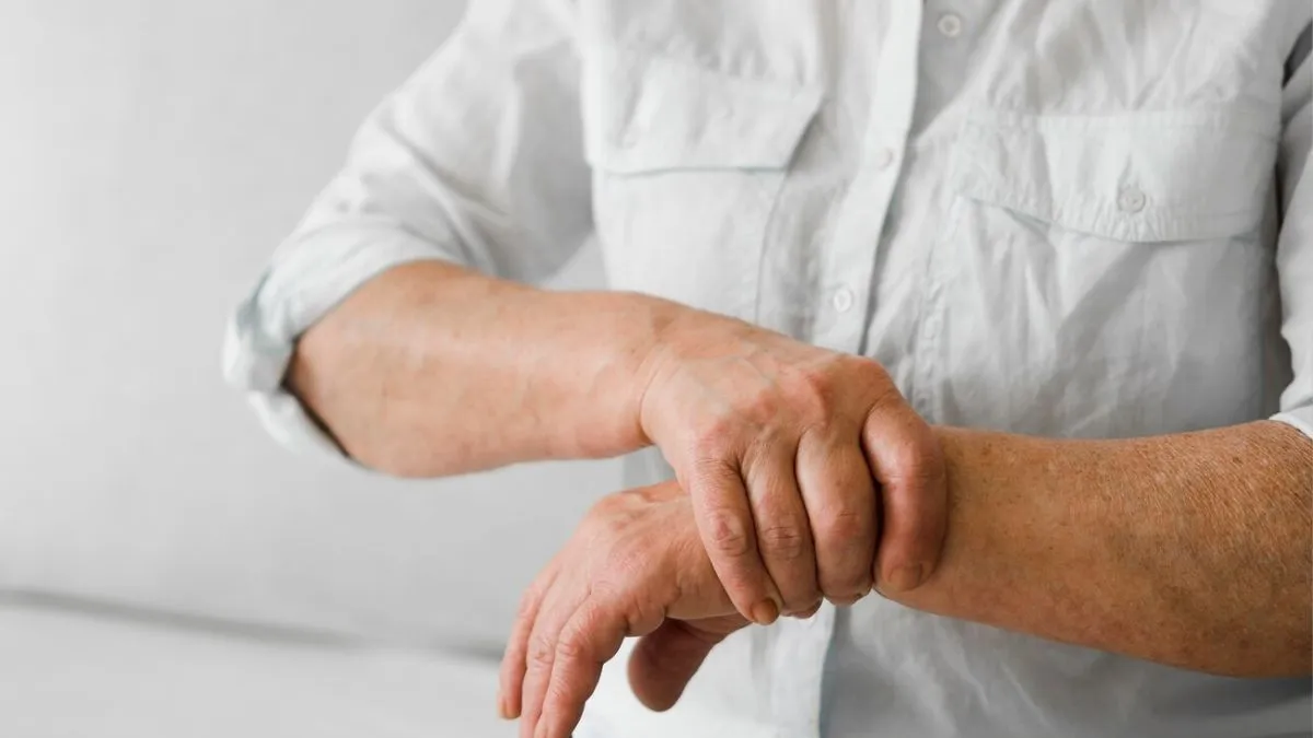 Why Do Wrists Hurt After Waking Up In The Morning? An Expert Explains The Reason
