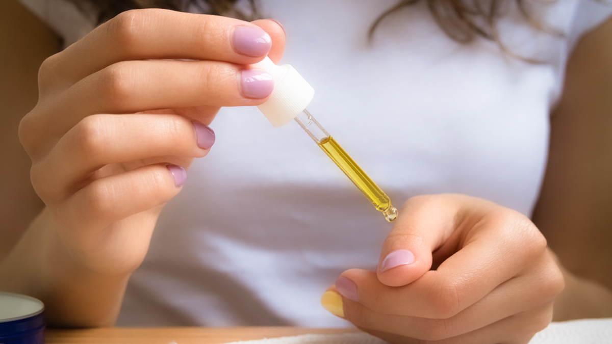 applying-oils-on-nails