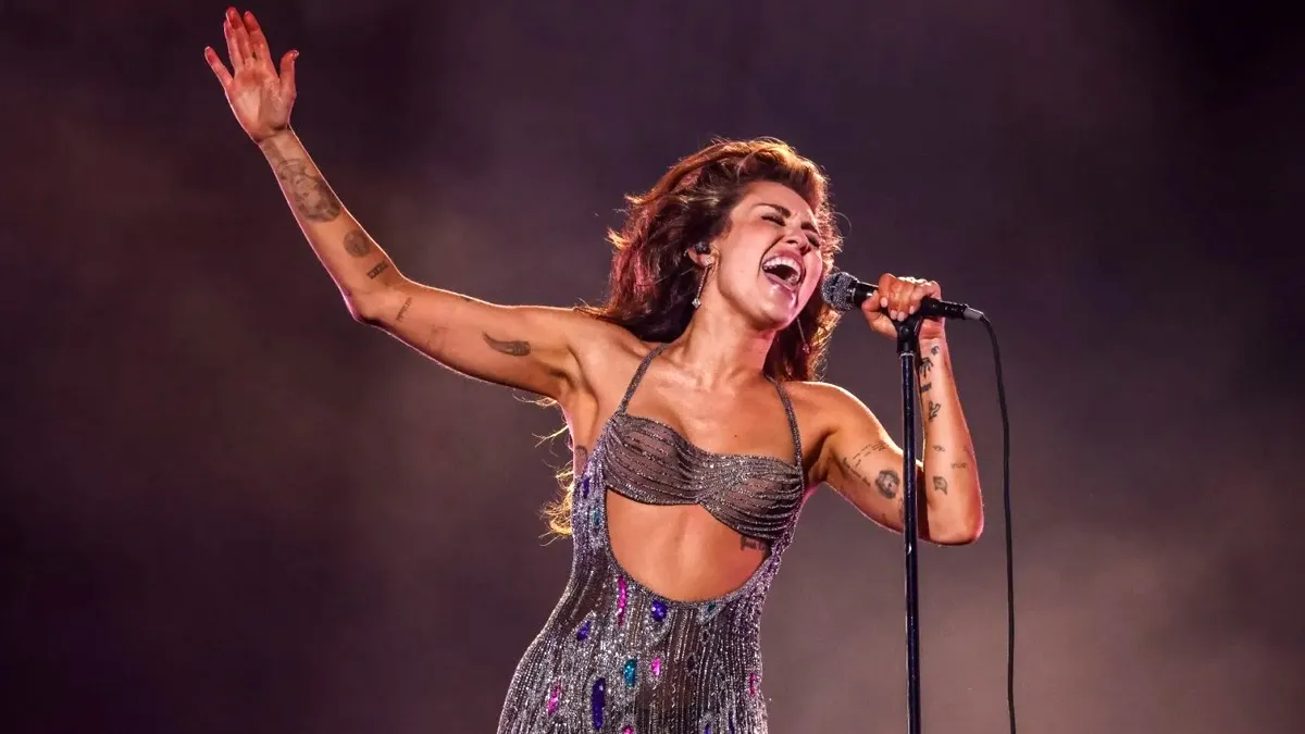 Miley Cyrus Had A Ruptured Ovarian Cyst Before New Year’s Show: What Causes Cysts In The Ovaries?