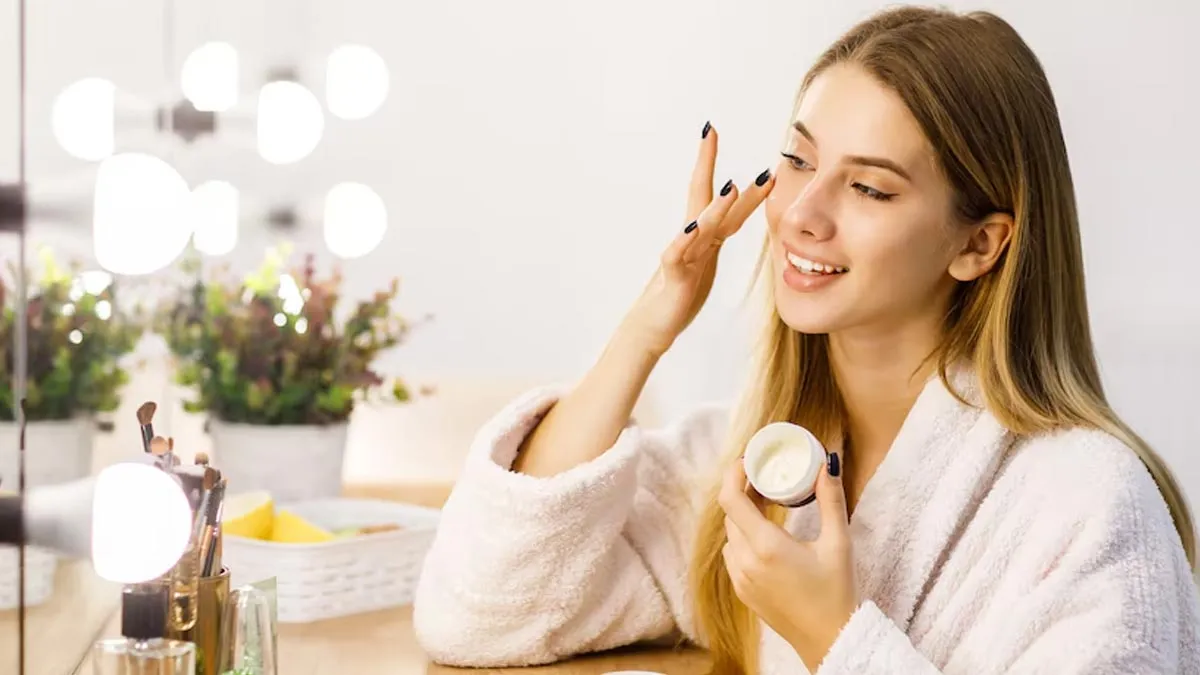 What To Apply On Face Before Sunscreen, According to Dermats!