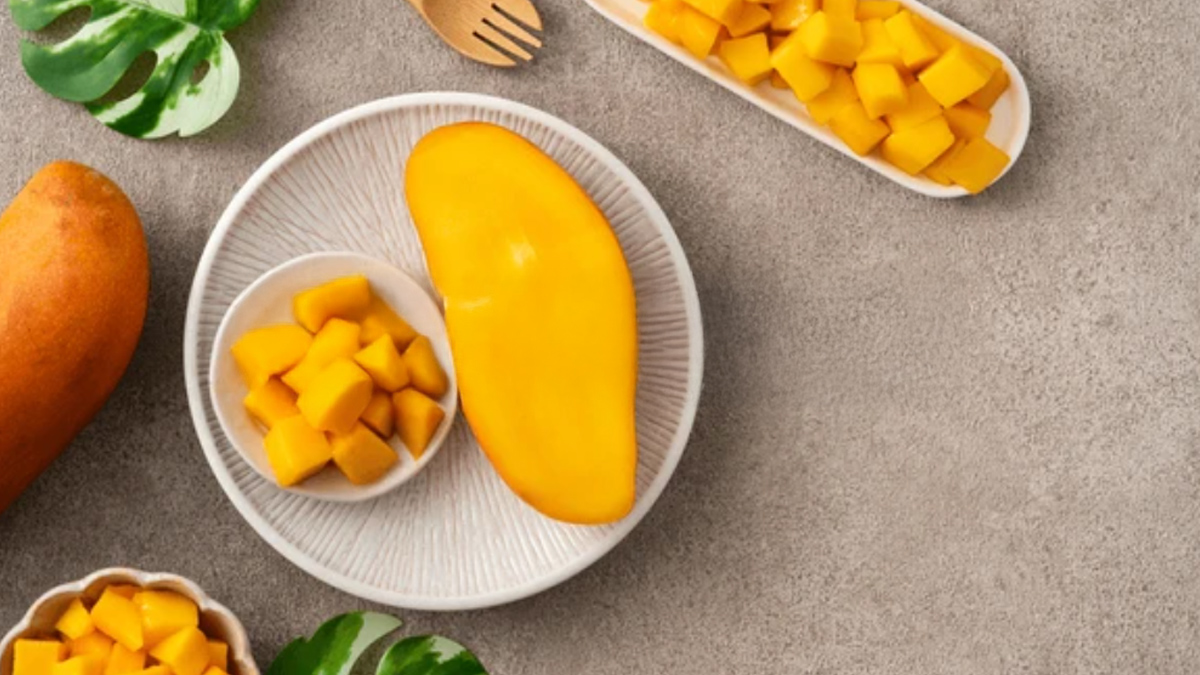 eating-mangoes