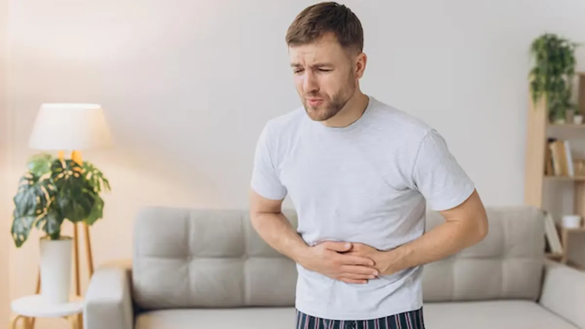 Top 9 Everyday Habits That Make Summer Bloating Worse And What to Do Instead