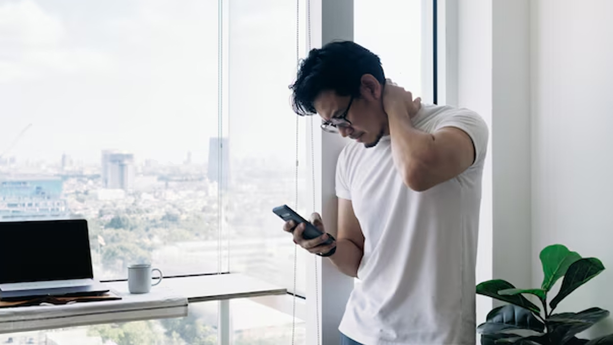 bending-neck-using-phone