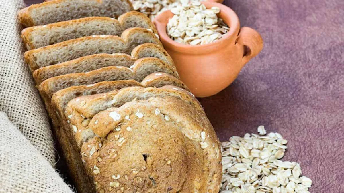 Multigrain Bread Toast Vs. Oatmeal: Which Is A Better Source Of Fibre In The Morning?