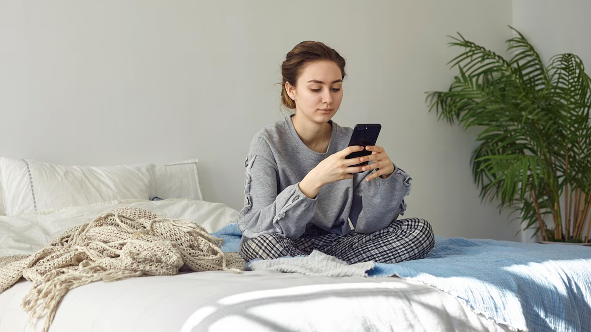 woman enjoying Alone itmew