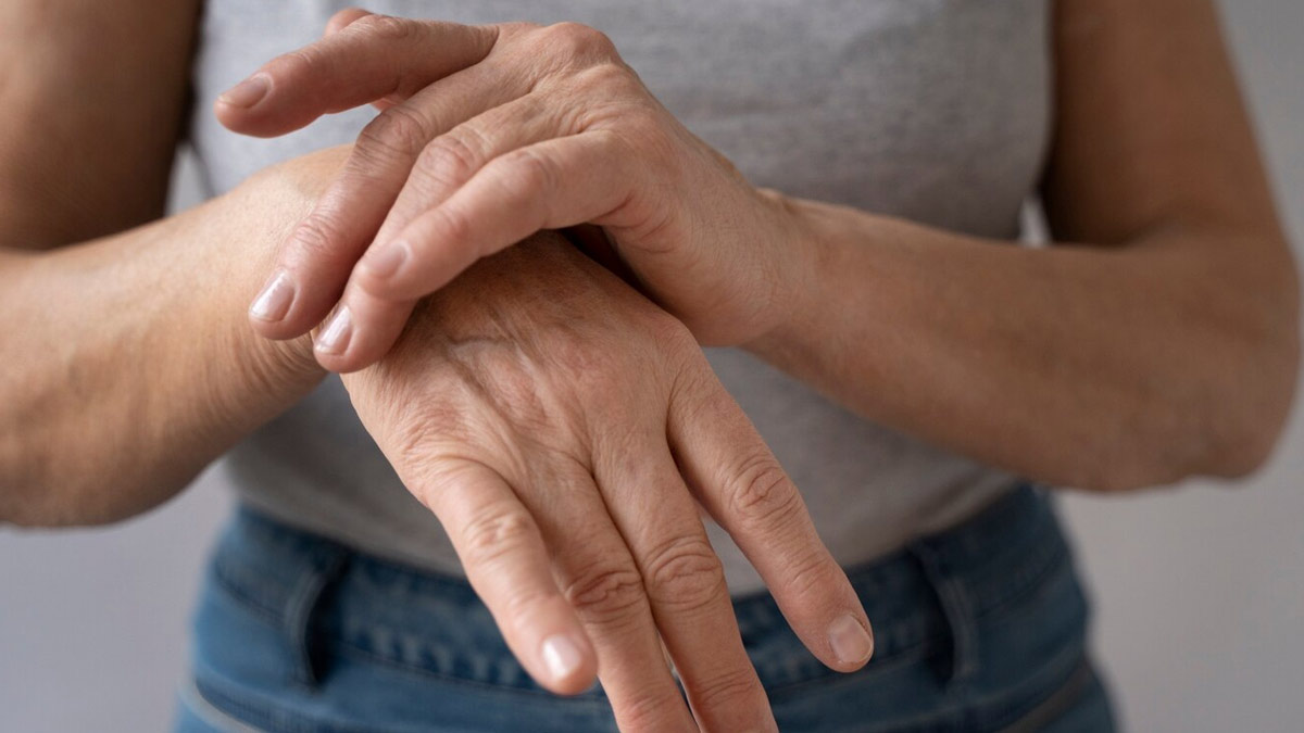 Why Your Hands Feel Puffy After Waking Up And How To De-Swell Naturally?