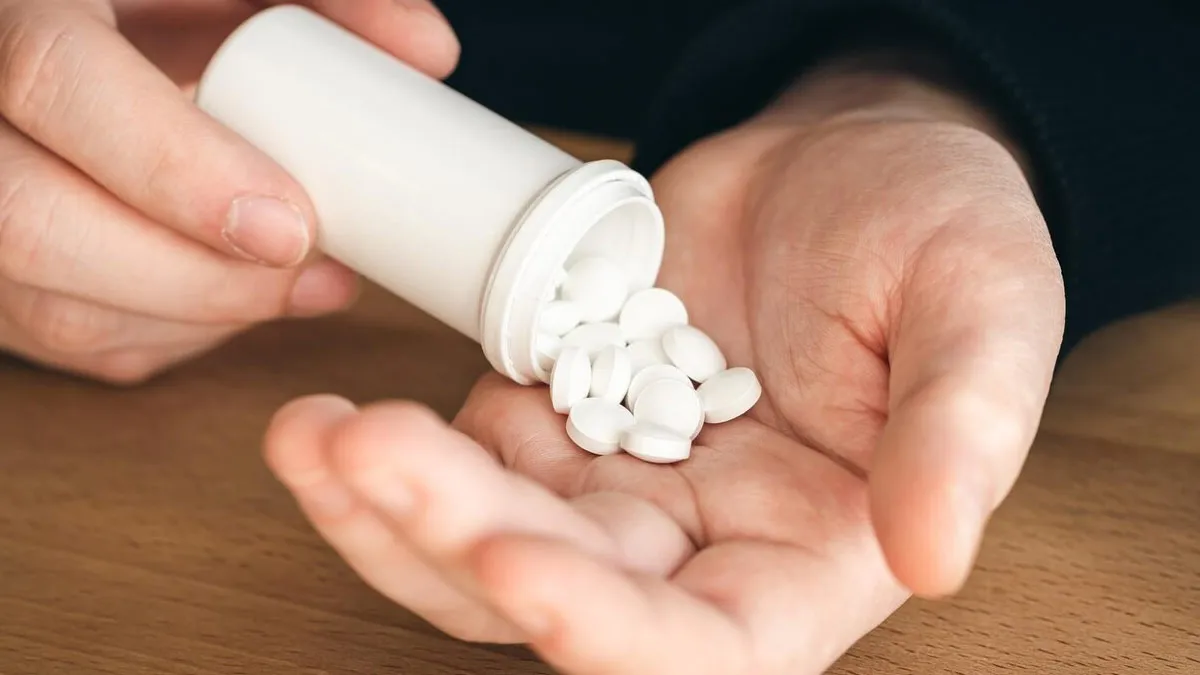 How Frequent Use Of Painkillers Affects Your Body Over Time: Signs You’re Taking Too Many