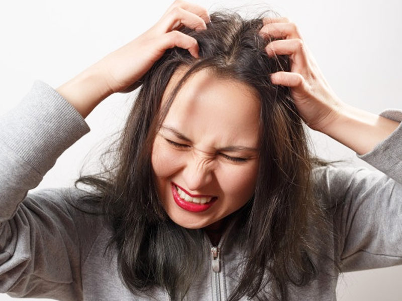 Frizzy Hair Driving You Crazy This Monsoon? Here Are 7 Tried-and-Tested Home Remedies for Smooth, Shiny Locks