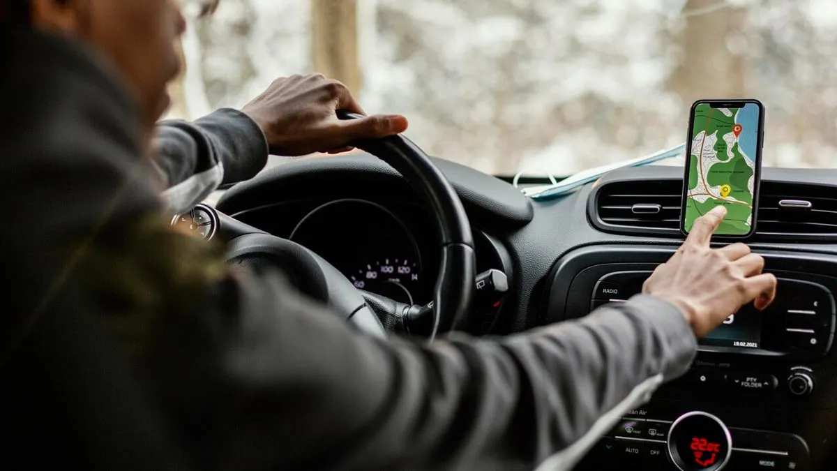 Mayo Clinic-Trained Neurologist Says You Should Stop Relying On GPS—And 2 Other Habits to Avoid