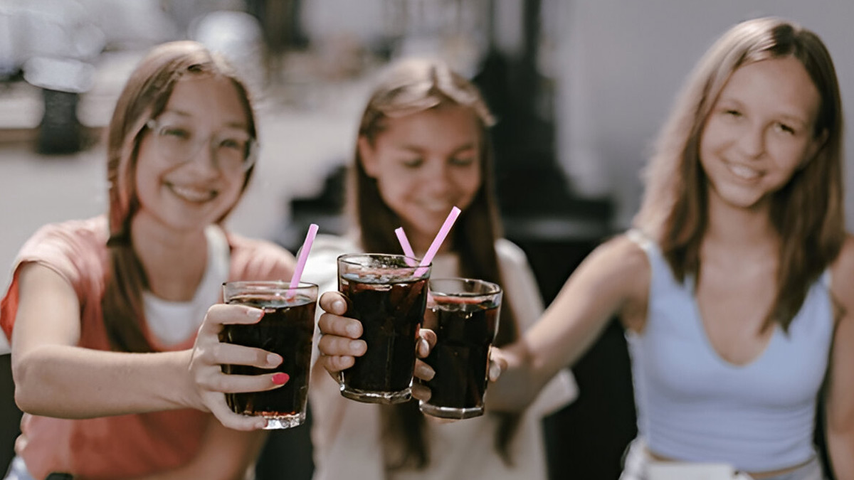teens-drinking-soft-drinks