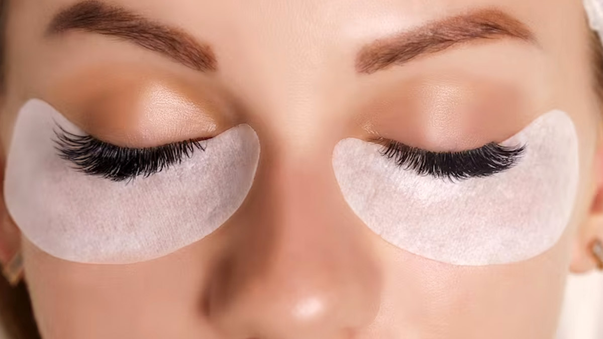 How To Get Beautiful Eyelashes Naturally? Expert-Approved Ways