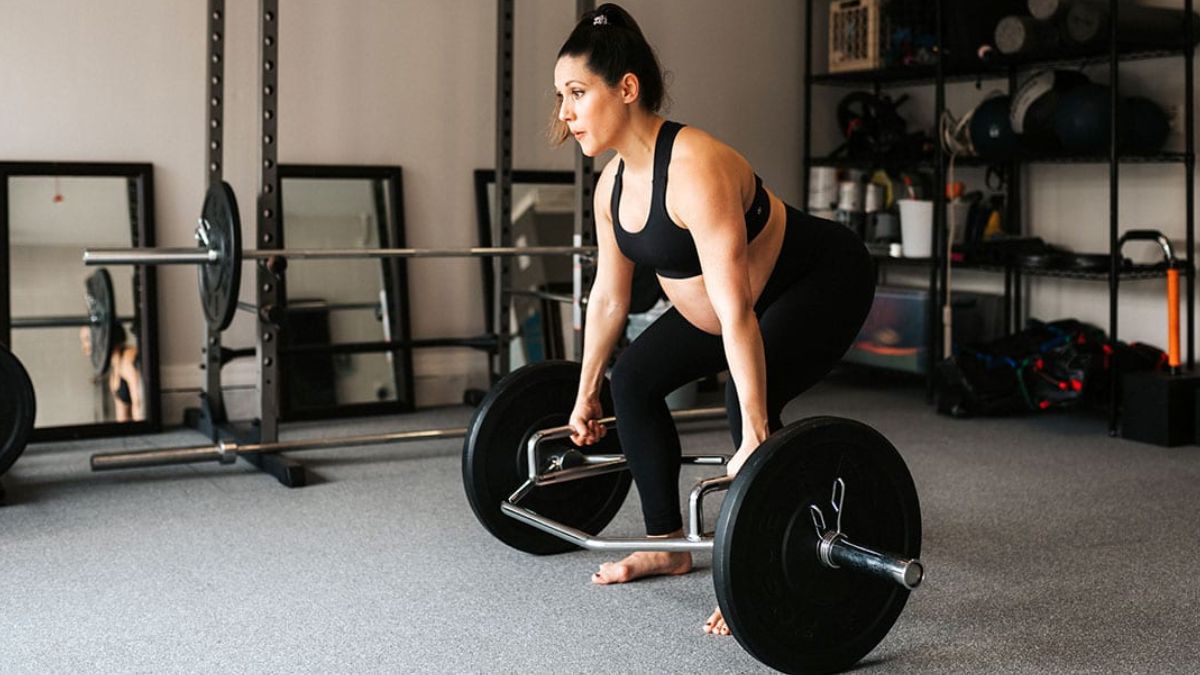 pregnant women lifting weights (1)