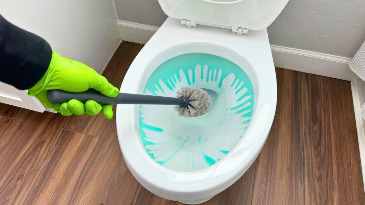 Doctors Warn: Mixing Toilet Cleaners Can Trigger Breathing Problems and Lung Damage
