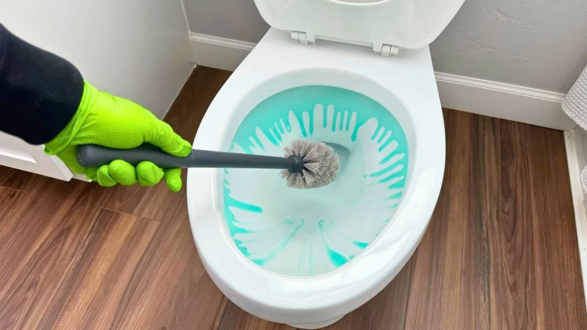 Doctors Warn: Mixing Toilet Cleaners Can Trigger Breathing Problems and Lung Damage