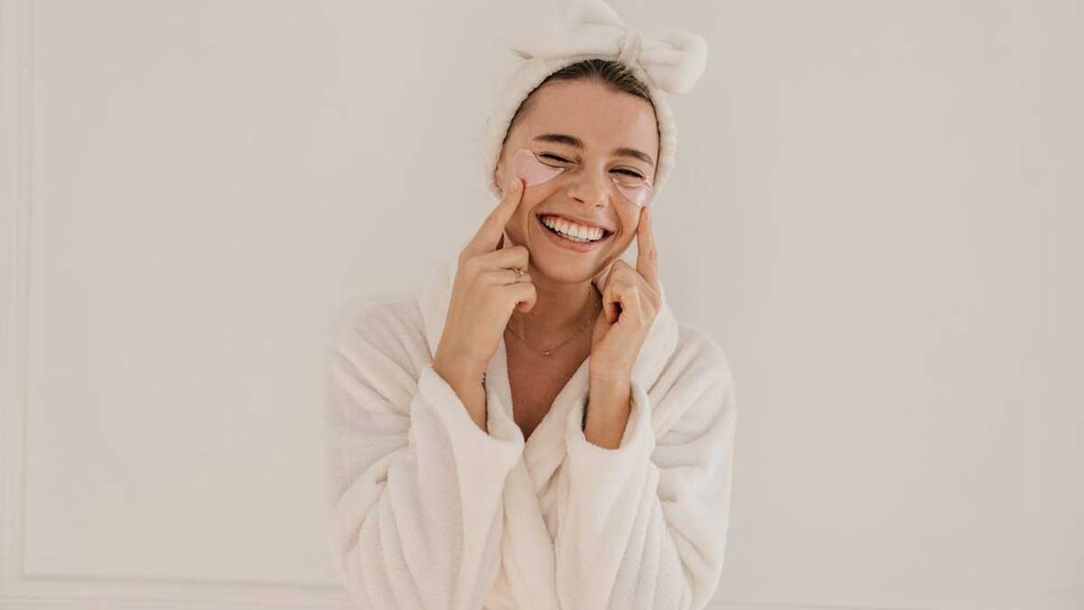 7 Reasons Why Your Skin Gets Greasier But Still Feels Dry in Winter, Expert Weighs In⁠