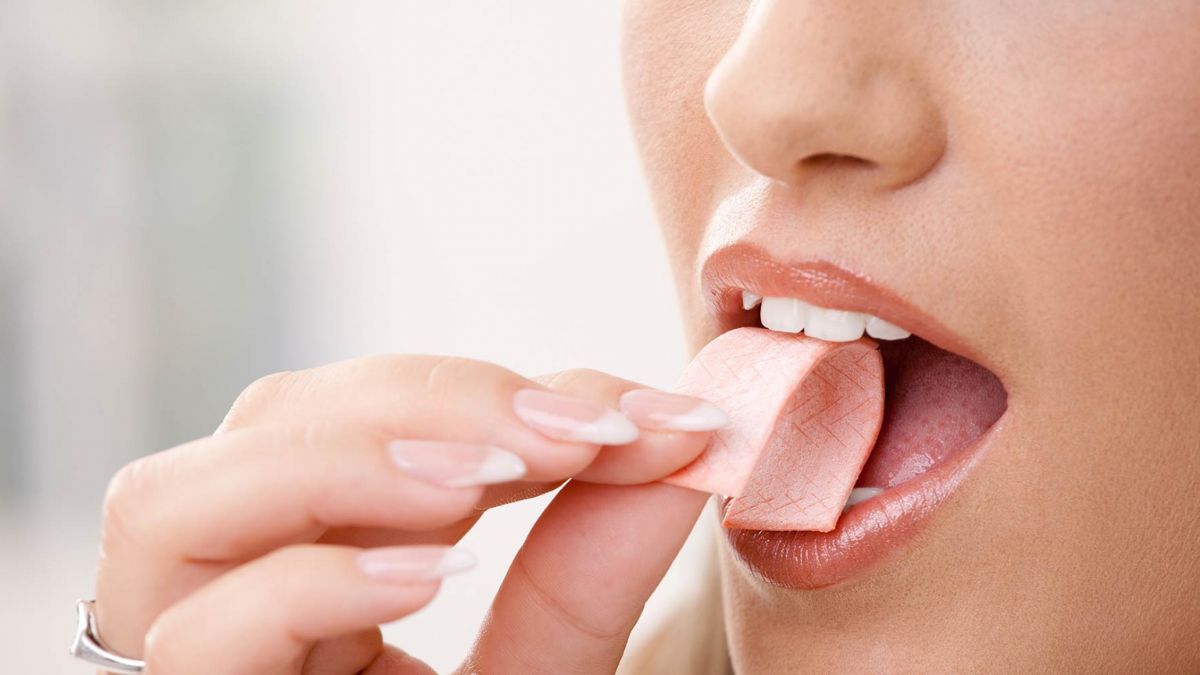 What Happens If You Swallow Chewing Gum? Doctor Explains What Happens Next